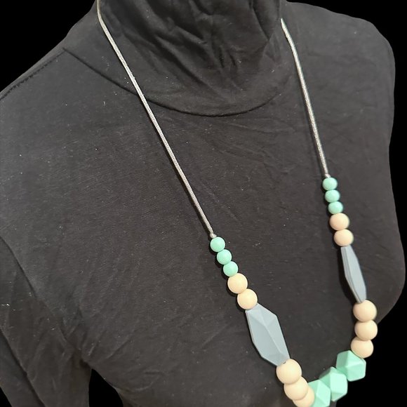 Like New Maternity / New Mom Teething Necklace - Picture 3 of 7